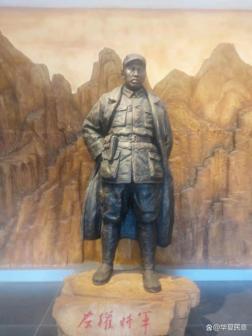 左权将军塑像